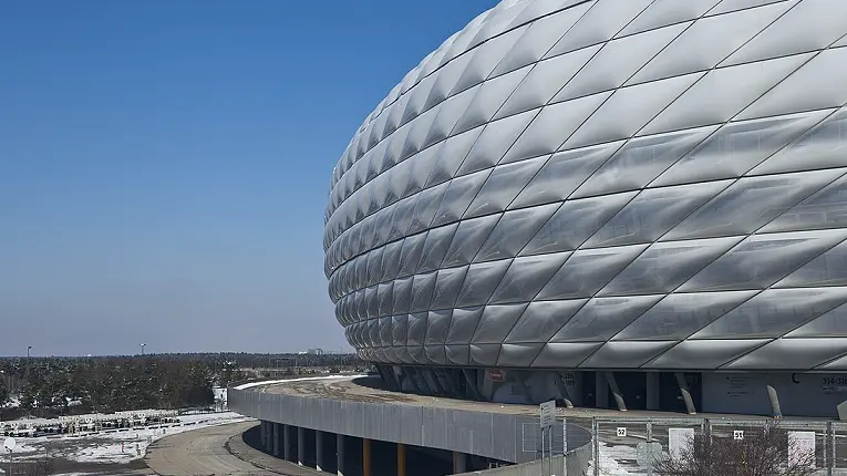 训练基地外的记者席与球员进出大门完成体检的窗口期场景（价格结构不一样）